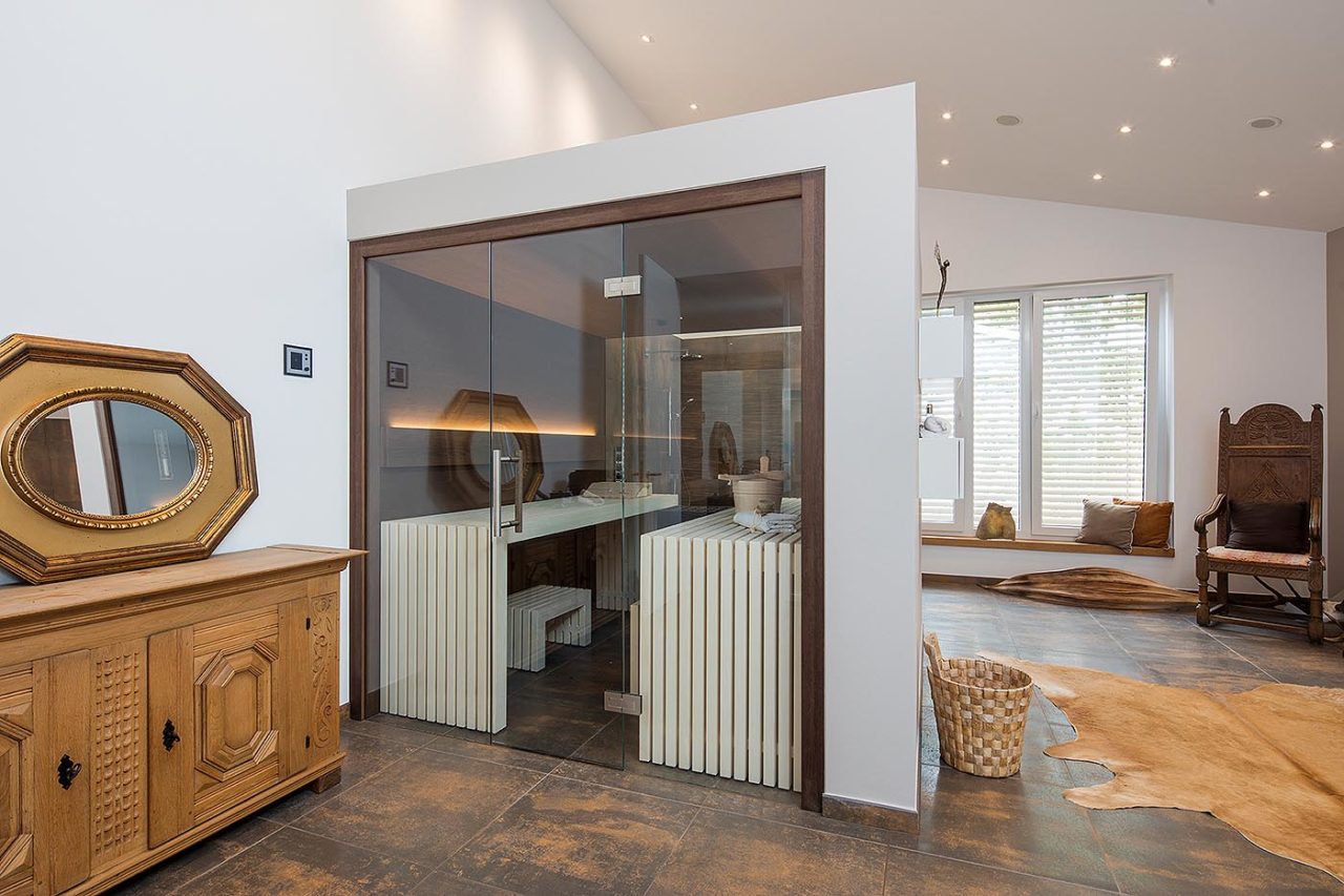 Sauna Idee: frei stehende Sauna für Zuhause mit Glasfront und verglaster Rückseite