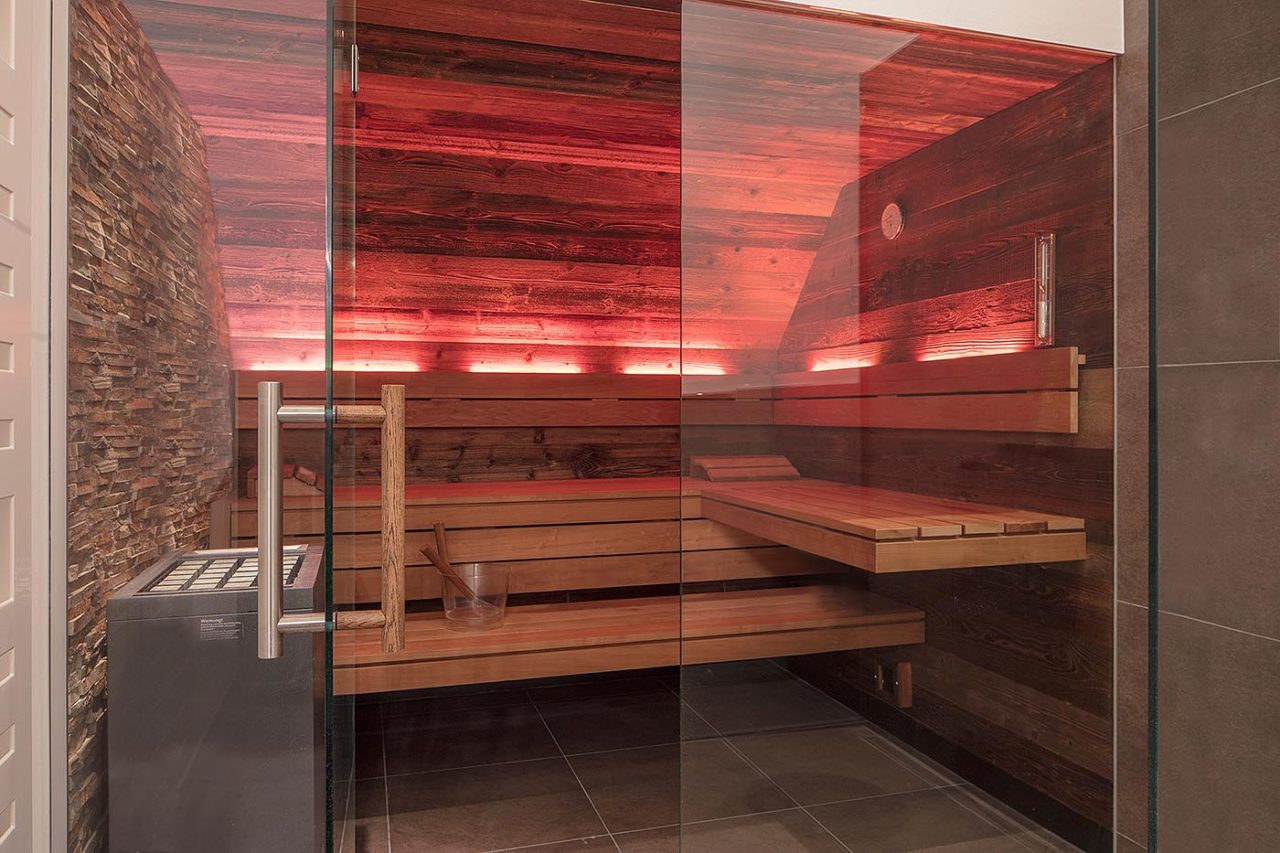 Altholz Sauna unter Dachschräge, direkt neben der Dusche