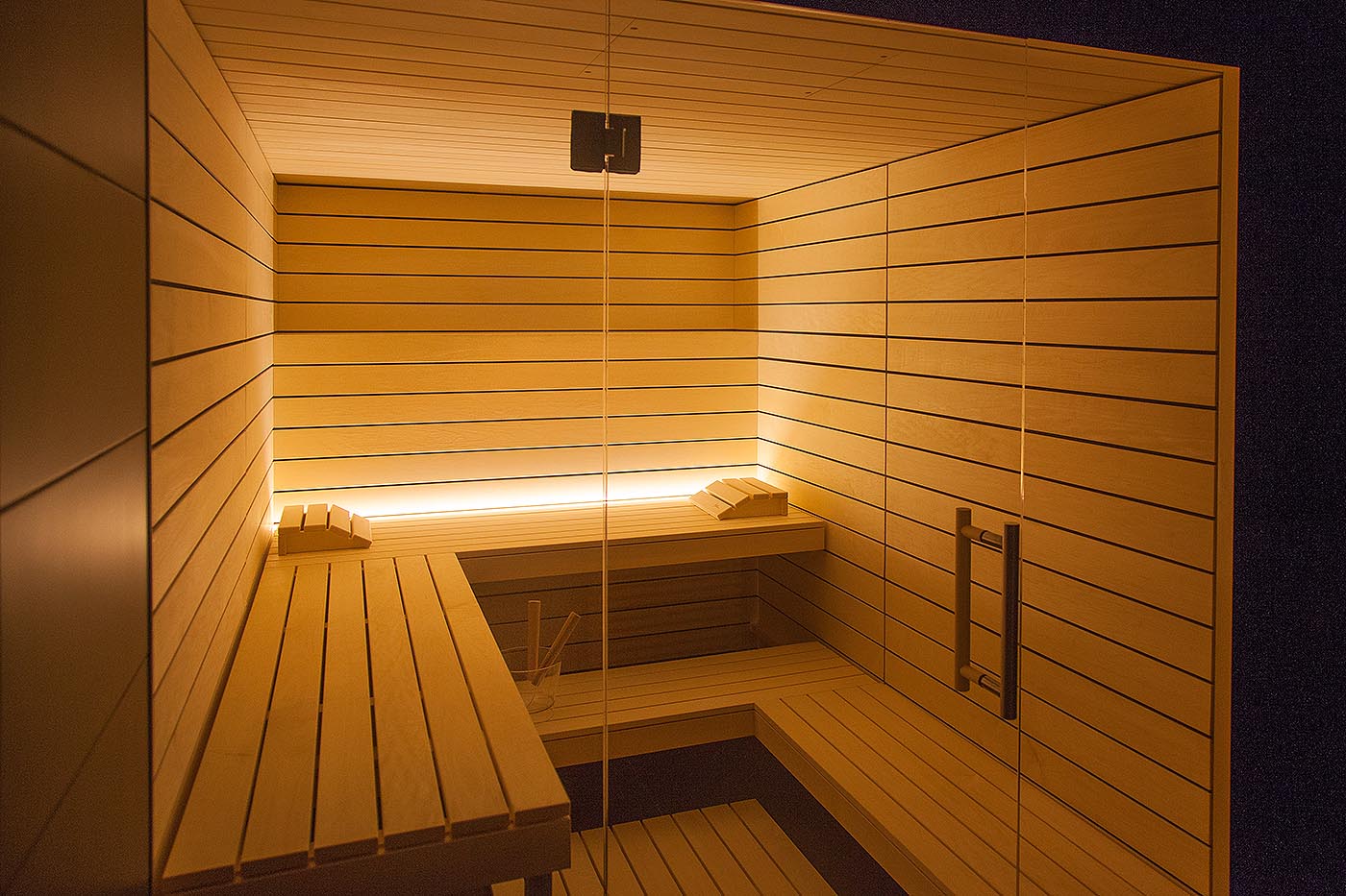 Sauna Idee: helle Sauna mit Glasfront in Espenholz für Zuhause
