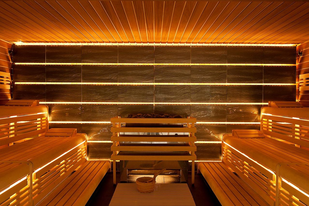 Profi Sauna mit Granitplatten, Glasfront und indirekter Beleuchtung