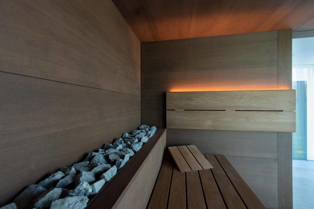 Sauna Linie Lounge: Sauna für Zuhause mit saunatauglichem Echtholzfurnier und Hinterwandofen.