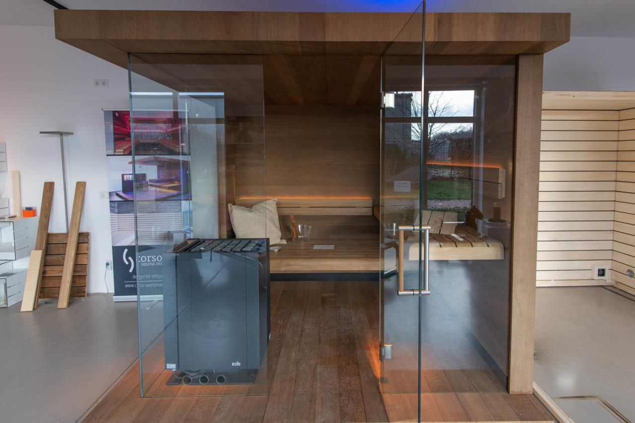 Ausstellungssauna Angebot Designsauna Nimbus Variation mit Glasfront und Glasseite schwebende Bänke in Thermo-Eiche und Thermo-Espe