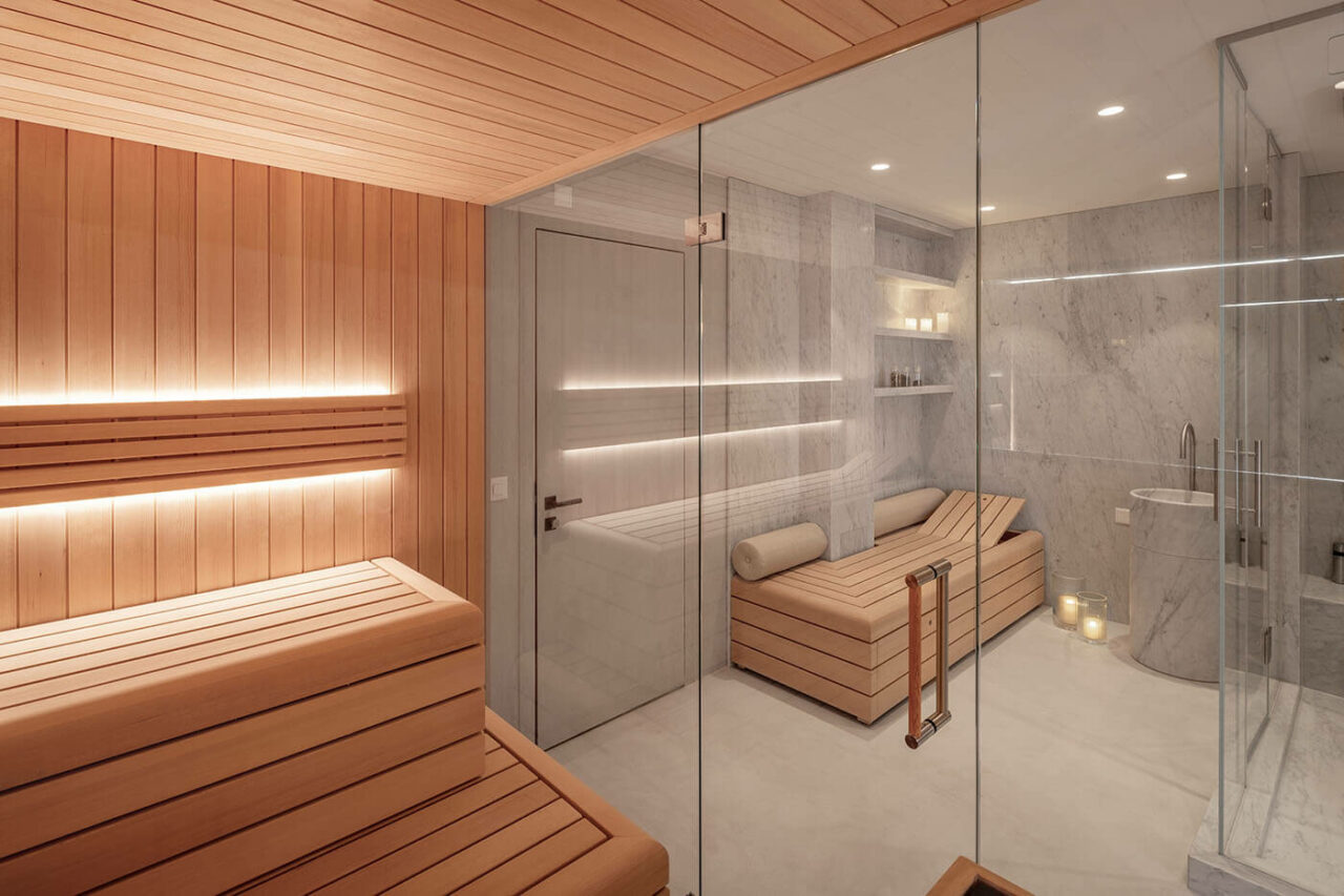 Design Sauna mit Außenfenster. Sauna nach Maß: Moderne Sauna mit Glasfront in hellem Hemlock Holz.