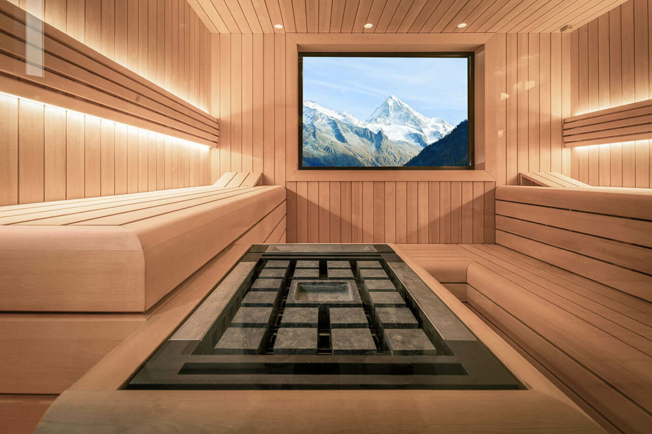 Design Sauna mit Außenfenster. Sauna nach Maß: Moderne Sauna mit Glasfront in hellem Hemlock Holz.