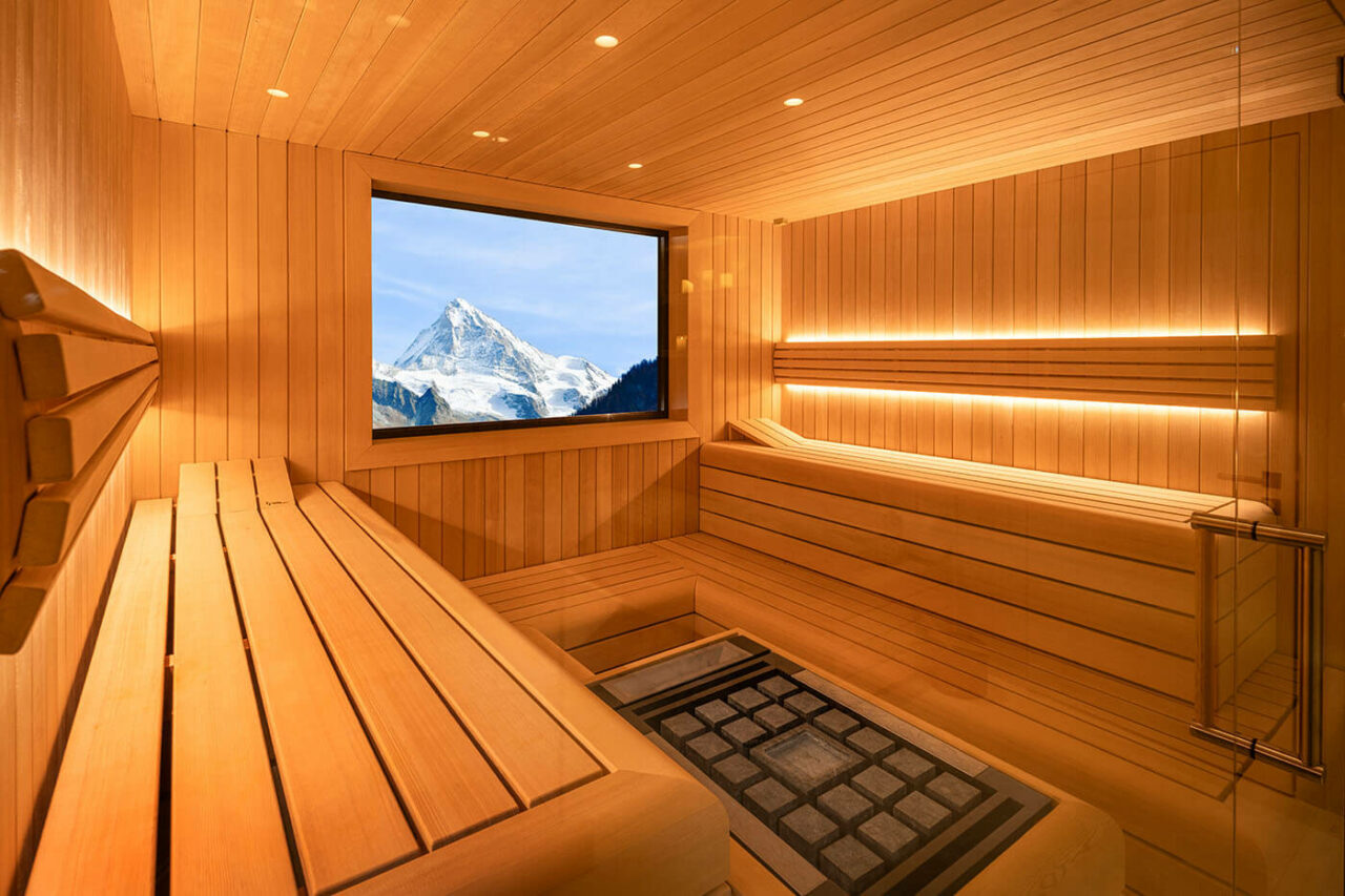Design Sauna mit Außenfenster. Luxu Sauna nach Maß: Moderne Sauna mit Glasfront in hellem Hemlock Holz.
