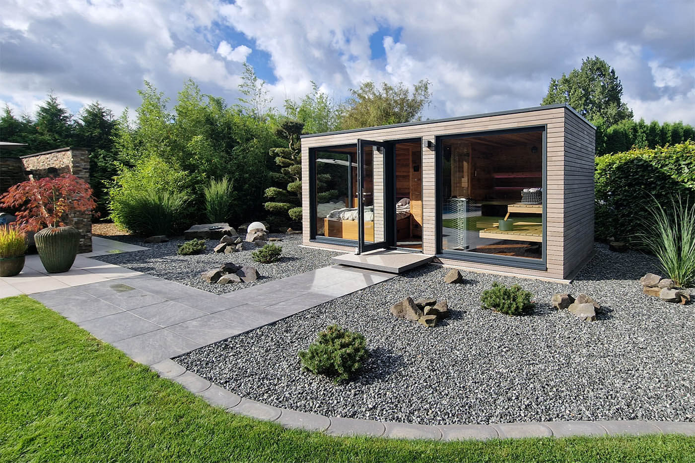 Moderne Gartensauna nach Maß: Maßanfertigung mit Altholzsauna, Dusche und Ruheraum. Große Glasfront. Außenverkleidung in Rhombus Profilholz. Direkt vom Hersteller: corso sauna manufaktur